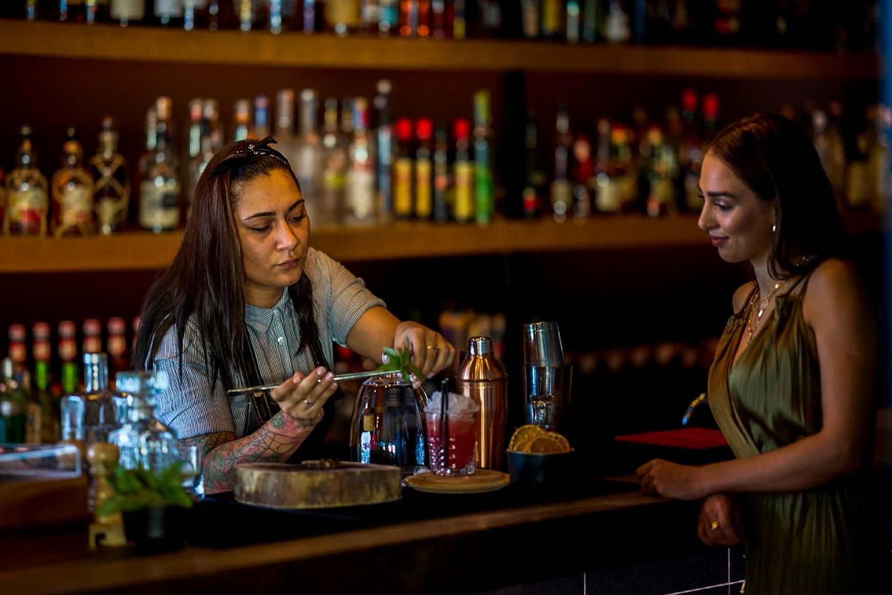 Готель Octant Ponta Delgada Екстер'єр фото A bartender at work